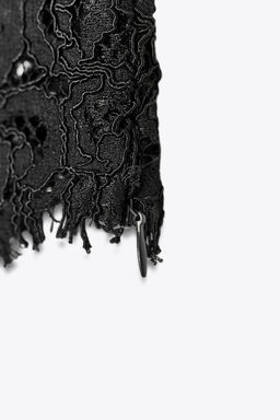 EMBROIDERED CROP TOP