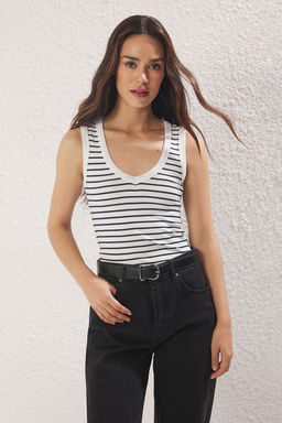 TRENDYOLMILLA K?rm?z? Fitted/Vucuda Oturan Kolsuz Esnek Orme Atlet TWOSS25AL00022