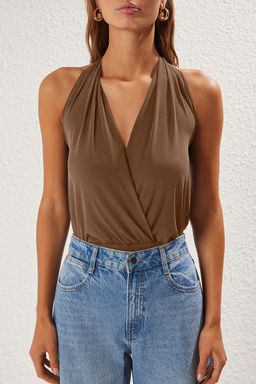 TRENDYOLMILLA Ac?k Kahverengi Kruvaze Yaka Fitted/Vucuda oturan Esnek Alttan C?tc?tl? Orme Body TWOSS25BD00010 фото 10