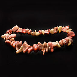 Браслет из камня Родонит дарует помощь Рода и мощную защиту