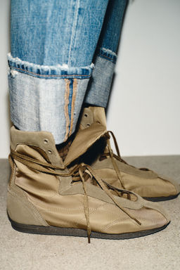 SPORTY HIGH-TOP TRAINERS