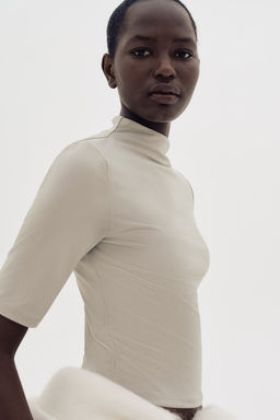 Top de microfibra con cuello perkins