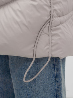 Пальто зимнее утепленное с мехом и капюшоном тренд светло-коричневого цвета 7745SK - Visdeer фото 6