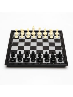 Шахматы с шашками и нардами «Классика», 3 в 1, магнитная доска 25×25 см