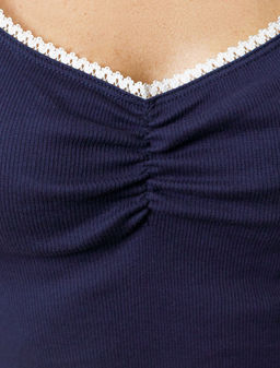 Футболка с фигурным вырезом каре из эластичного трикотажа кашкорсе