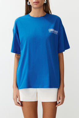 TRENDYOLMILLA Saks %100 Pamuk S?rt ve On Slogan Bask?l? Oversize/Genis Kesim Orme T-Shirt TWOSS24TS00186 фото 5