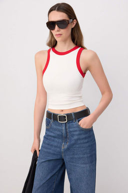 Ekru Fitted/V_cuda Oturan Kolsuz Crop/K_sa Yumu_ak _rme Atlet TWOSS26AL00114