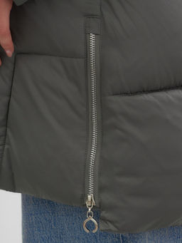 Пальто зимнее утепленное с мехом и капюшоном тренд темно-зеленого цвета 7630TZ - Visdeer фото 7