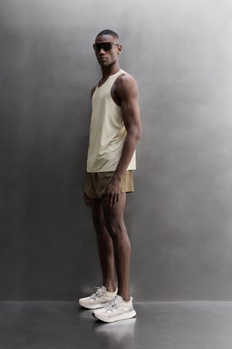 CAMISETA TANK LIGERA RUNNING / Verde gris