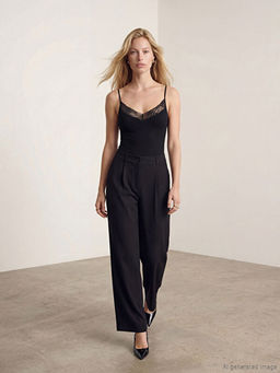 Standart Fit Kad?n Pileli Kuma? Pantolon