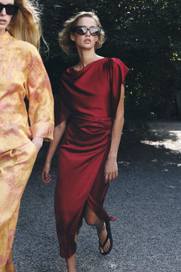 VESTIDO MIDI SATINADO CAPA / Rojo medio