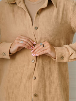 Женская муслиновая удлиненная рубашка бежевая - Krumpy фото 9