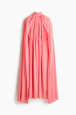 Vestido drapeado con capa decorativa