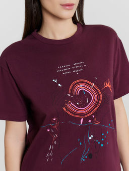 Футболка женская с принтом и надписью ладонью коснусь ласкового огонька... - Mark formelle фото 5