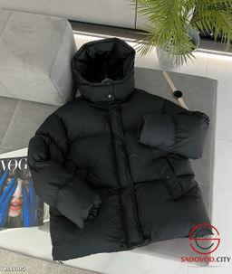 Тёплая зимняя женская куртка с капюшоном.