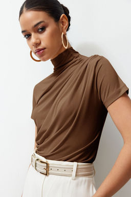 Kahverengi Drape Detayl? Fitted/Vucuda Oturan K?sa Kollu Dik Yaka Esnek Orme Bluz TWOSS24BZ00426