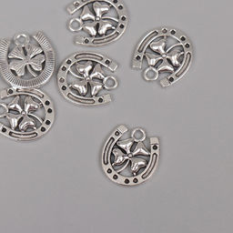 Цена за 2 шт. Металлический элемент, декоративная подвеска Арт Узор. Подкова с клевером, серебро, набор 6 шт., 1.1?1.4 см