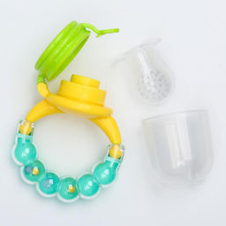 Ниблер для прикорма Крошка Я, с силиконовой сеточкой, ручка-погремушка, цвет зеленый