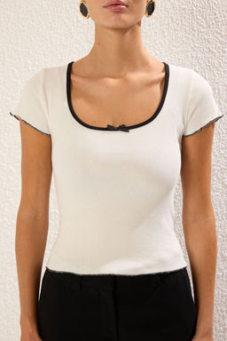 Trendyolmilla Ekru Fiyonklu Kontrast Biye Detayl? Fitted/Vucuda Oturan Fitilli Esenk Orme Bluz TWOSS25BZ00047  фото 3
