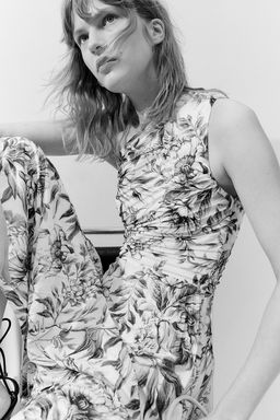 Vestido plisado de un hombro - H&m фото 5