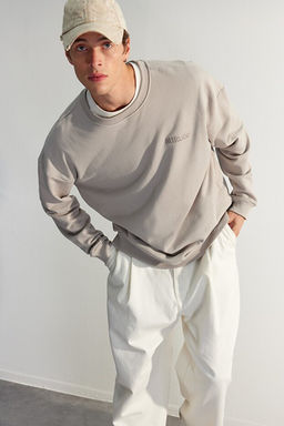 Gri Bisiklet Yaka Oversize/Geni_ Kesim Yaz_ Nak__l_ Diagonal Sweatshirt TMNAW24SW00039 - Trendyolmilla фото 2