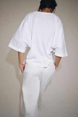 CAMISETA ESCOTE PICO / Blanco - Zara фото 3