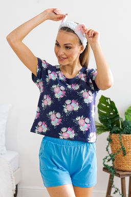 Пижама женская из футболки со спущенным плечом и шорт Fairy-tale цветы на темно-синем