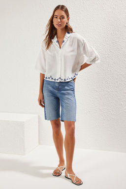 TRENDYOLMILLA Beyaz Yaka ve Dokuma Etek Ucu Nak?s Detayl? Regular Normal Kal?p Dokuma Gomlek TWOSS25GO00050  фото 2