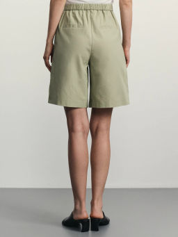 Шорты-бермуды с защипами / Zarina  фото 5