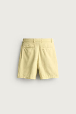 BERMUDA PLIEGUES REGULAR FIT / Amarillo claro