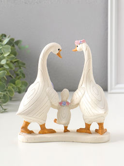 Сувенир полистоун "Семейство лапчатых гусей, с цветочными венками" 16,5 см