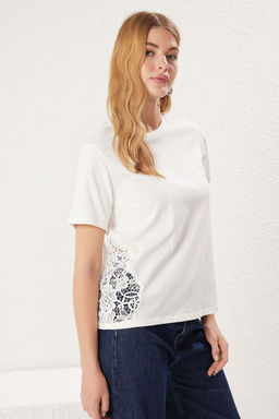 TRENDYOLMILLA Ekru Dantel Detayl? Regular/Normal Kal?p Orme T-Shirt TWOSS25TS00015