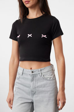 TRENDYOLMILLA Pembe Fiyonk Detayl? Crop K?sa Kollu Orme T-Shirt TWOSS24TS00248 фото 4