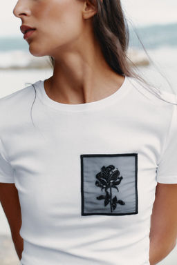 T-SHIRT WITH FLOWER POCKET - Zara фото 4