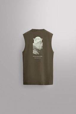 CAMISETA TANK ESTAMPADOS CONTRASTE / verde lavado
