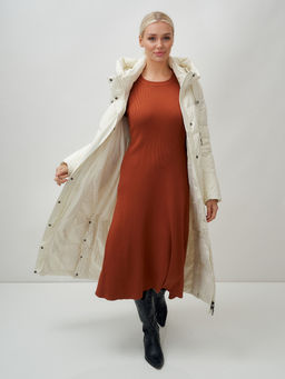 Пальто утепленное стеганное зимнее с капюшоном женское бежевого цвета 9611B - Mtforce фото 20