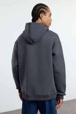 TRENDYOL MAN Antrasit Oversize/Genis Kesim Yaz? Nak?sl? Ici Polar/S?cak Tutan Kapusonlu Sweatshirt TMNAW25SW00180 - Trendyolmilla фото 5