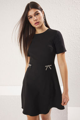 Siyah Etegi Belden Ac?lan Fiyonklu Mini Dokuma Elbise TWOSS25EL00272