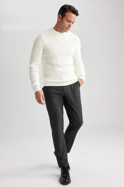 Приталенные брюки прямого кроя, эластичные во все стороны, стандартного кроя