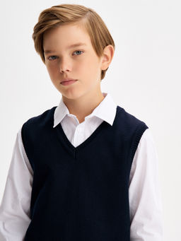 Темно-синий вязаный жилет для мальчика