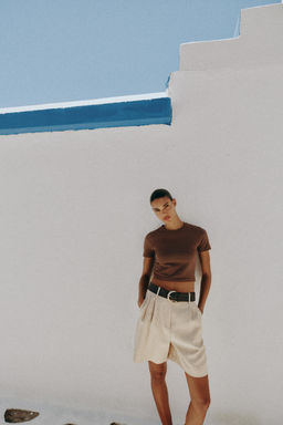 CAMISETA CROPPED MANGA CORTA / Marr?n claro