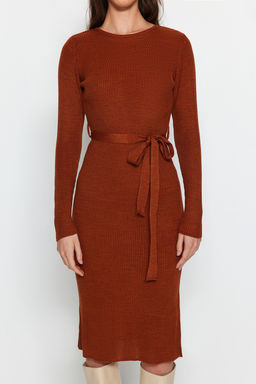 TRENDYOLMILLA Tas Midi Triko Kemer Detayl? Elbise TWOAW22EL0009 фото 31