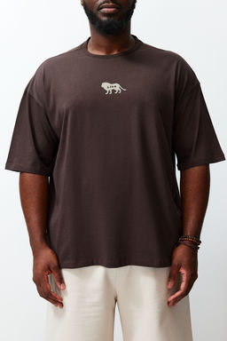 Trendyolmilla Man Buyuk Beden Koyu Kahverengi Oversize Hayvan Bask? ve Nak?sl? %100 Pamuklu T-Shirt TMNSS24BF00018  фото 4