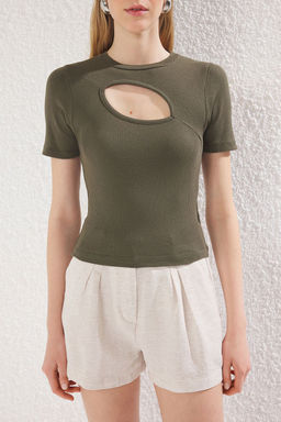 Trendyolmilla Siyah Cut Out Detayl? Fitted/Vucuda Oturan Bisiket Yaka Crop Fitilli Esnek Orme Bluz TWOSS22BZ0355 фото 11