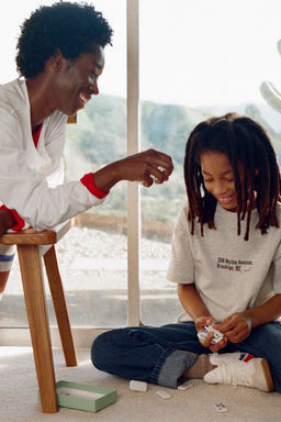 CAMISETA COMFY TEXTO / Gris vigor?