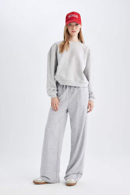 Длинные и широкие спортивные штаны прямого кроя