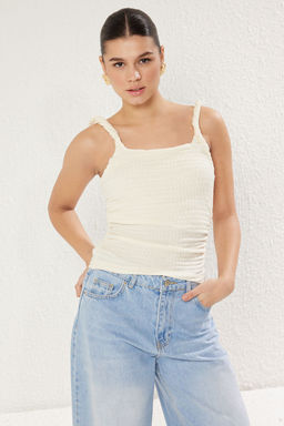 Trendyolmilla Ekru Dokulu Fitted/Vucuda Oturan Burgulu Kol Detayl? Orme Bluz TWOSS25BZ00084