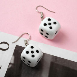 Серьги пластик Кости игральные кубики, цвет чёрно-белый