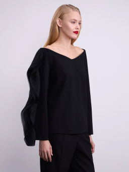 Трикотажная блуза с воланом по рукаву / Zarina