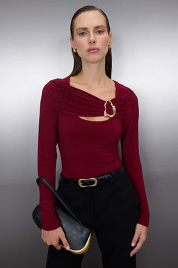 Bordo Aksesuar ve Cut Out Detayl? Vucuda Oturan Esnek Orme Bluz TWOAW26BZ00087